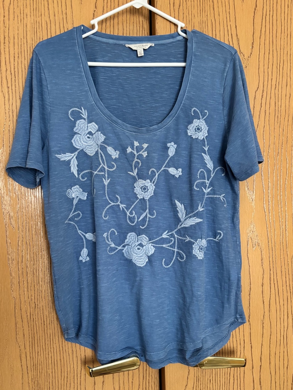 Lucky Brand Embroidered Scoopneck Tee in Periwinkle Blue, size L